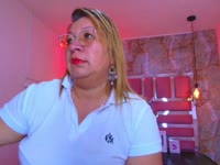 Mit ihren üppigen Kurven und einem Körper, der vor Lust nur so strotzt, weiß sie genau, wie sie dich erregen kann. Ihr blondes Haar unterstreicht ihren verschmitzten Blick, und ihre Erfahrung macht jedes Treffen zu einer unwiderstehlichen Reise voller Lust und Versuchung. Sie wird dich mit ihrer reifen Sinnlichkeit, ihren üppigen Attributen und ihrer unverschämt provokanten Art, mit deinen Wünschen zu spielen, in ihren Bann ziehen.