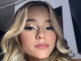 topless camgirl AaishaCollin