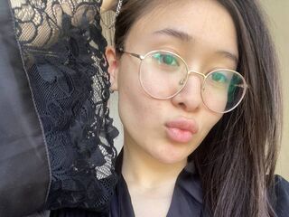 naked camgirl masturbating with vibrator CammieCoroniti