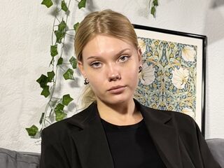 masturbating camgirl DonellaAndra