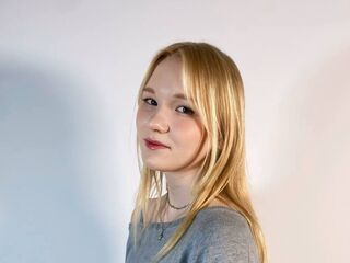 naked camgirl masturbating with vibrator ElmaKinnunen