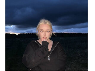 girl showing tits LitaBloom