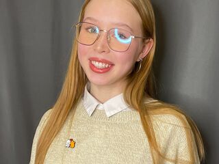 girl showing pussy RomanaGuethle